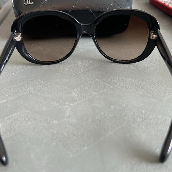 Chanel Signature Oval Sunglasses 5312 Black - Picture 4 of 7